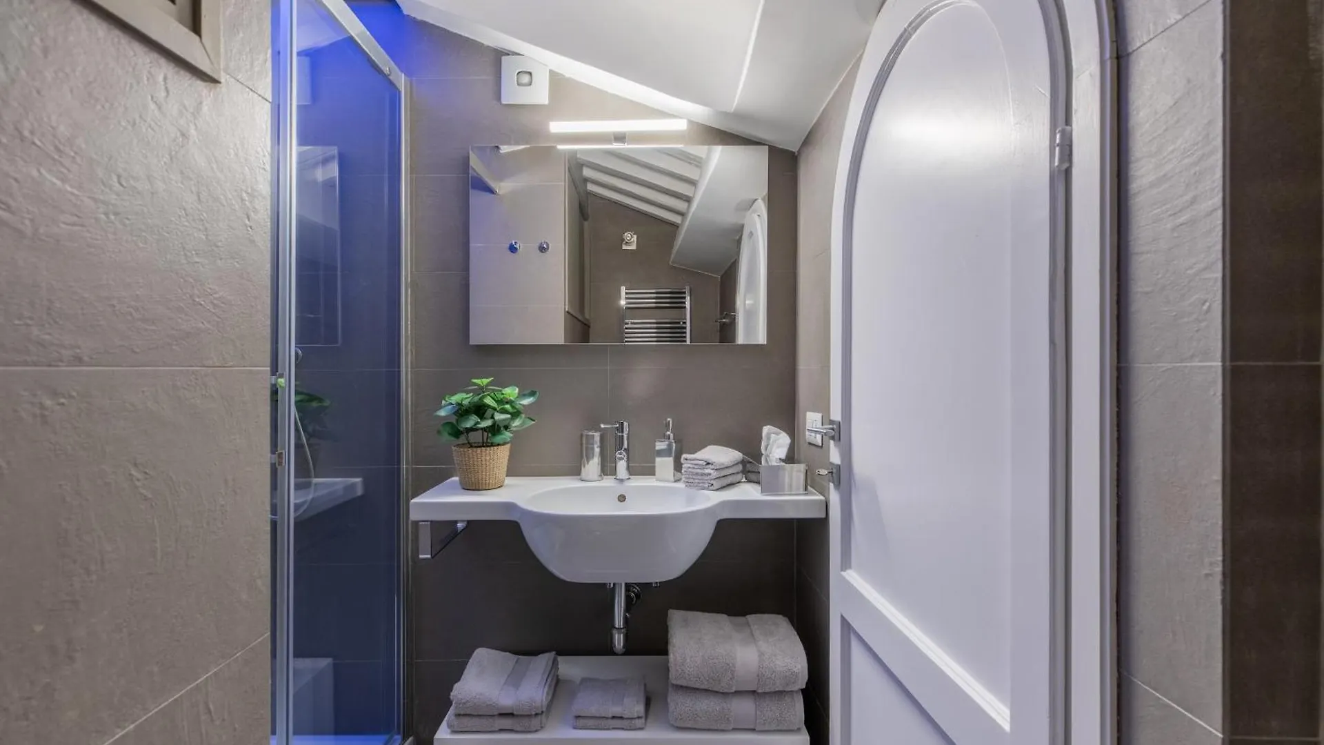 Iflat Historic Flat In Campo De Fiori Apartment Rome Italy
